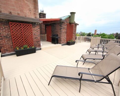 Rooftop terrace furnished with chairs, tables and grill